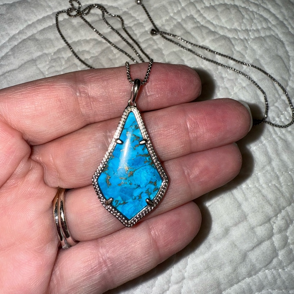 Kendra Scott necklace
